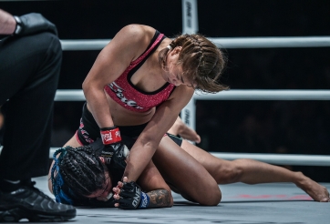 VIDEO: Nữ hoàng Muay Thái tung mưa đòn hủy diệt đối thủ ở ONE Championship