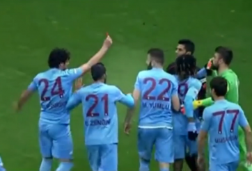 HY HỮU: Cầu thủ lấy thẻ đỏ đuổi trọng tài khỏi sân