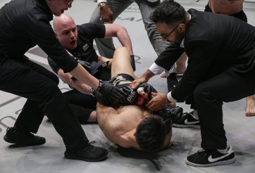 VIDEO: Thua knock-out, võ sĩ Trung Quốc đánh luôn trọng tài