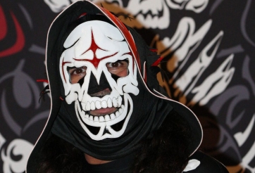 VIDEO: Đô vật mất mạng vì biểu diễn chiêu 'cắm đầu cảm tử'