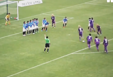 VIDEO: Màn phối hợp đá phạt khiến đối thủ ức chế nhất thế giới