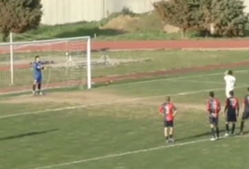 VIDEO: Tự sút penalty ra ngoài vì cho rằng mình không bị phạm lỗi