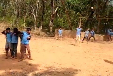 VIDEO: Pha phối hợp đá phạt đỉnh cao trên sân đất