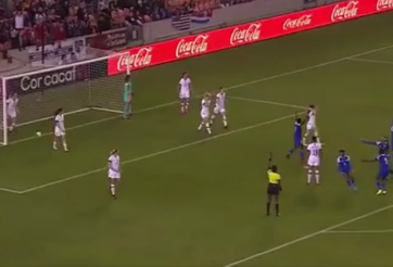 VIDEO: Trọng tài 'ngủ mơ', ghi bàn từ phạt góc vẫn thổi việt vị