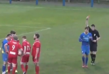 Hy hữu: Cầu thủ nhận 3 thẻ liên tiếp trước khi bị đuổi khỏi sân