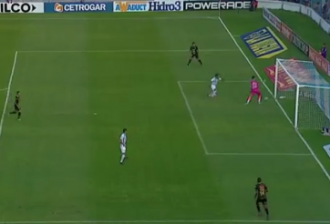 VIDEO: Thủ môn biểu diễn trước khung thành và cái kết cay đắng