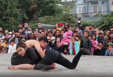 VIDEO: Nữ đô vật Việt Nam thi đấu trên cơ nam giới