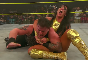 Nữ đô vật xiết cổ đồng nghiệp nam, giành đai vô địch thế giới