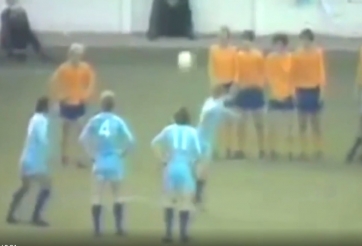 VIDEO: Pha phối hợp đá phạt độc nhất vô nhị trong lịch sử