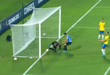 VIDEO: Thủ môn Uruguay ghi bàn cho Brazil theo cách khó hiểu