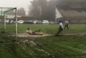 VIDEO: Trận đấu 'lầy lội' nhất thế giới ở Tây Ban Nha