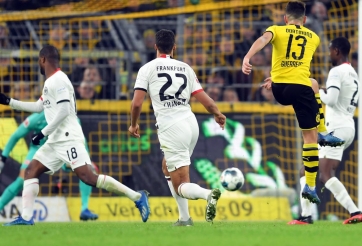 Dortmund đại thắng, bám sát Bayern