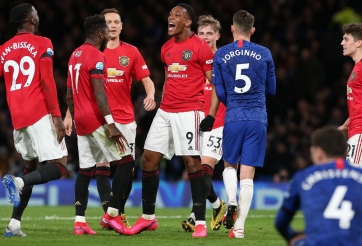 Báo Anh: 'MU thắng Chelsea nhờ trọng tài VAR'