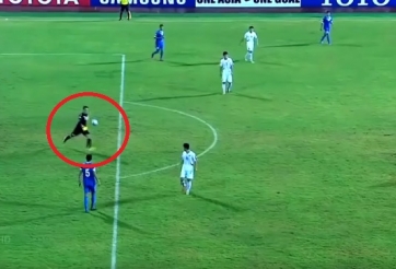 HÀI HƯỚC: Thủ môn phát bóng ghi bàn nhờ đối thủ mải 'diễn xiếc'