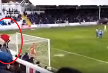 HÀI HƯỚC: CĐV khiến đối thủ đá hỏng penalty theo cách khó đỡ