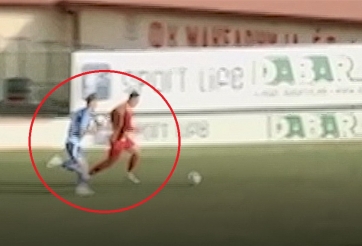 HY HỮU: Cầu thủ ném bóng xuống sân rồi vô tư đá tiếp