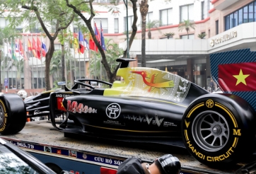 Mô hình xe đua F1 thu hút sự chú ý trên đường phố Hà Nội