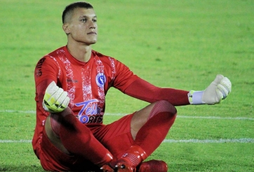 Thủ môn báo hại cả đội vì ăn mừng bắt chước Haaland 