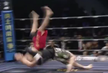 VIDEO: Tưởng bị gãy cổ, võ sĩ Trung Quốc phản đòn knock-out ngoạn mục