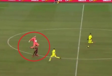 VIDEO: Thủ môn lên giữa sân bắt bóng và cái kết gây phẫn nộ