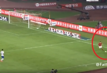 VIDEO: Thủ môn Trung Quốc lao ra như Neuer và cái kết ngỡ ngàng