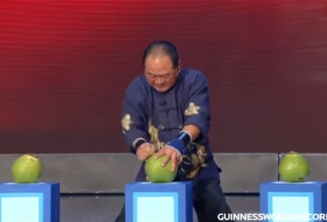 VIDEO: Võ sư Thiếu Lâm dùng 'nhất dương chỉ' lập kỷ lục Guinness