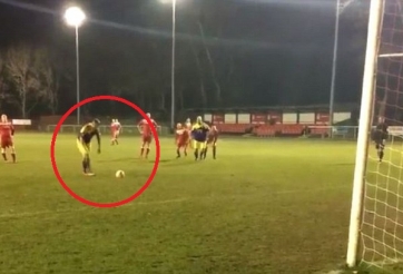 VIDEO: Sút penalty kiểu 'buộc dây giày' khiến thủ môn bó tay