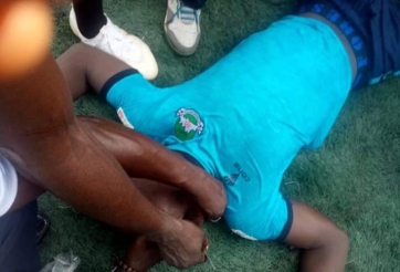 Cầu thủ Nigeria qua đời bí ẩn trên sân bóng