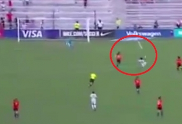 VIDEO: Nữ cầu thủ Nhật Bản lập siêu phẩm đá bóng như đá cầu