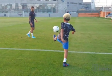 VIDEO: Robinho cùng con trai trổ tài với trái bóng