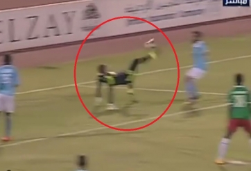 VIDEO: 'Ngớ người' với quả phản lưới kinh điển của thủ môn