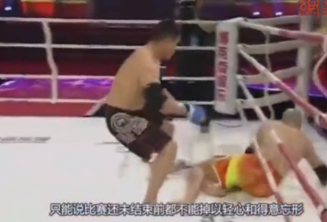 Võ sĩ Trung Quốc bị đánh bay, bất tỉnh vì thách đấu đối thủ ít hơn 32 tuổi