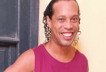 Ronaldinho đá bóng trong tù với điều luật siêu dị