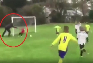 HÀI HƯỚC: Ông bố đẩy con ngã dúi dụi để cứu thua