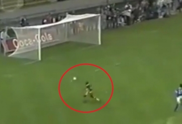 HÀI HƯỚC: Pha bỏ lỡ tồi tệ trước khung thành trống