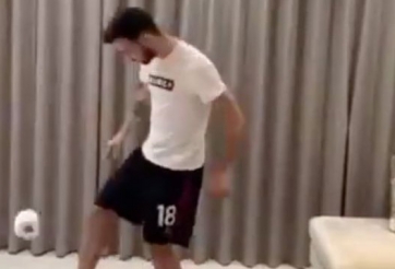 VIDEO: Bruno Fernandes phô diễn kỹ năng bóng đá với giấy vệ sinh