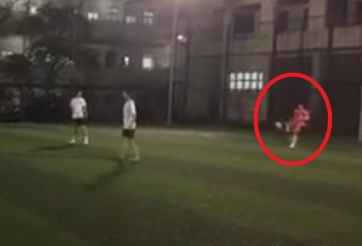 VIDEO: Nữ sinh viên Hà Nội phát bóng tạo siêu phẩm khó tin