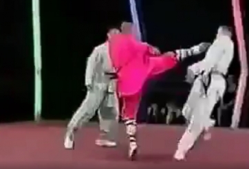 VIDEO: Màn tỉ thí mãn nhãn giữa cao thủ Thiếu Lâm Tự và võ sĩ Taekwondo