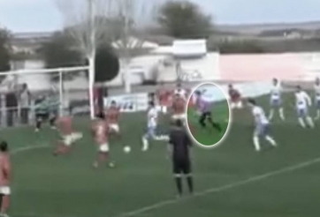 VIDEO: Tấn công phút bù giờ, thủ môn ghi luôn siêu phẩm 'bọ cạp'