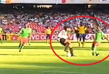 VIDEO: Thủ môn định làm nhục đối phương và cái kết đắng