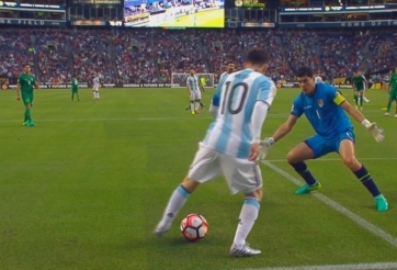 VIDEO: Thủ môn tội nghiệp hóa trò cười khi đối đầu với Messi