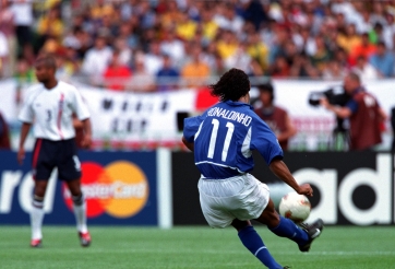 VIDEO: Ronaldinho đá phạt khiến toàn bộ tuyển Anh 'việt vị'