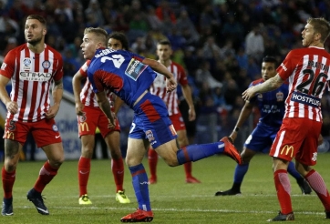 VIDEO: Đỡ bóng nghiệp dư tạo nên siêu phẩm 'trăm năm có một'