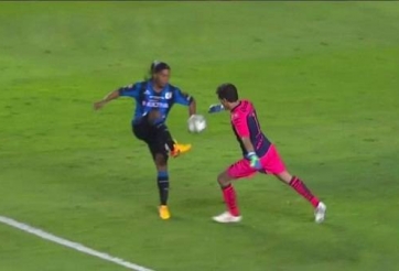 VIDEO: Ronaldinho nhận thẻ vàng vì ghi bàn kiểu 'ăn cắp trứng gà'