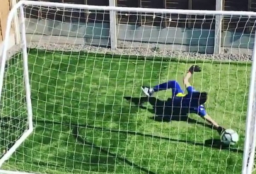 Thủ môn nhí tự đá tự bắt gôn gây sốt cộng đồng mạng