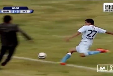 VIDEO: HLV nhận trái đắng vì lợi dụng phạm lỗi với cầu thủ