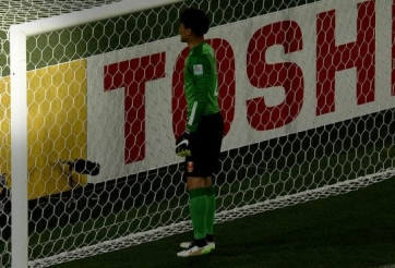 VIDEO: Thủ môn Trung Quốc cản penalty thành công nhờ cậu bé nhặt bóng