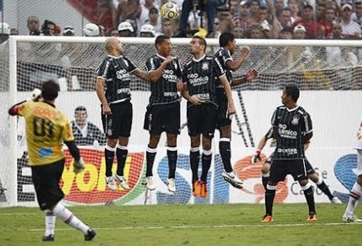 Thủ môn ghi bàn nhiều nhất lịch sử bóng đá thế giới là ai?