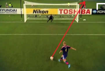 VIDEO: Cú đá penalty tệ nhất sự nghiệp của HLV Campuchia