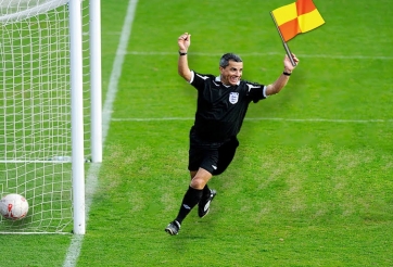 VIDEO: Dở khóc dở cười với pha ghi bàn bất đắc dĩ của trọng tài